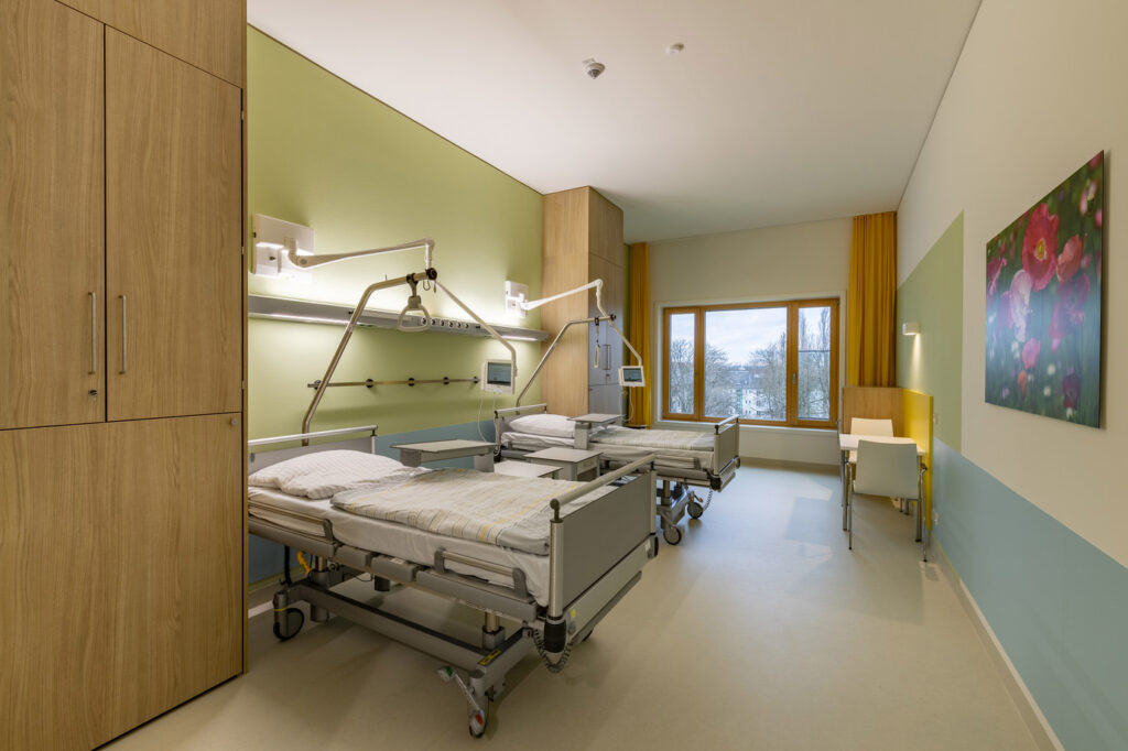 Werkplezier in passiefhuis ziekenhuis: Brede kamer vergemakkelijkt het verplaatsen van ziekenhuisbedden ©Varisano