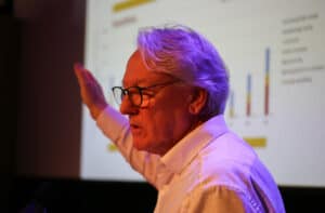 Carl-peter Goossen presenteert op het Lowtech-festival van DNA in de bouw en Kennisinstituut KERN. Vaart maken met energiezuinig en betaalbaar passief bouwen en EnerPHit-renovatie
