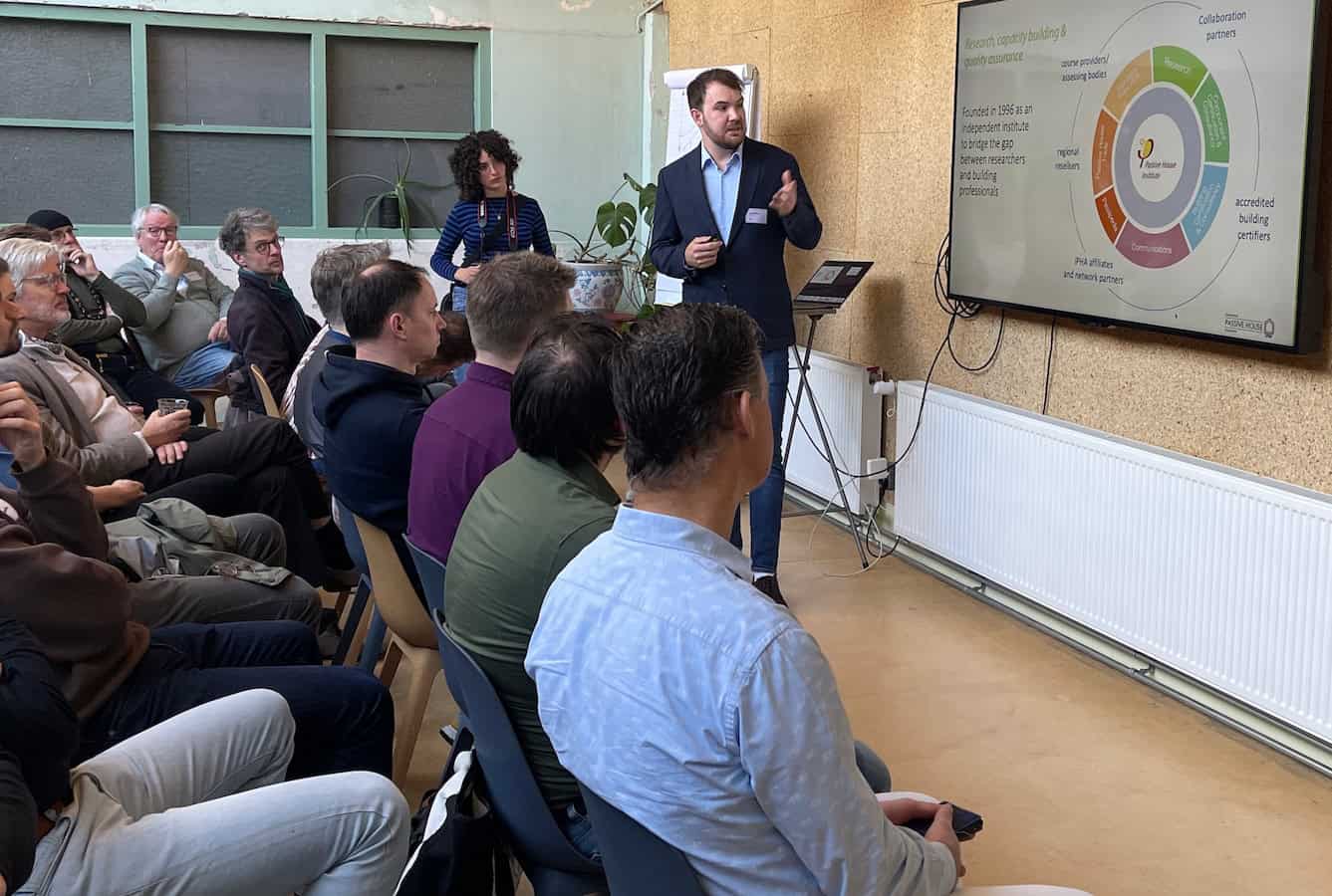 KERN is affiliate-partner van de international Passive House Association, iPHA. Via het online-platform Connect Expert plus biedt KERN als iPHA zusterorganisatie een betere verbinding met de wereldwijde ontwikkelingen van passief bouwen renoveren. Hiermee ondersteunt KERN passiefhuis-professionals met energiezuinig, betaalbaar en integraal ontwerpen en bouwen.Carl Halbach legt uit wat de voordelen zijn van iPHA-lidmaatschap.