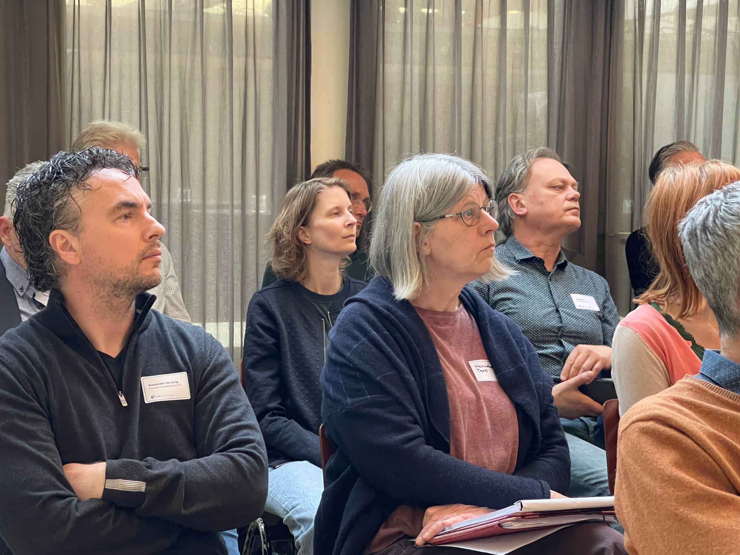 Veel voordeel voor passiefhuis-professionals: KERN is affiliate-partner van de international Passive House Association, iPHA. Via het online-platform Connect Expert plus biedt KERN als iPHA zusterorganisatie een betere verbinding met de wereldwijde ontwikkelingen van passief bouwen renoveren. Hiermee ondersteunt KERN passiefhuis-professionals met energiezuinig, betaalbaar en integraal ontwerpen en bouwen. Lowtech.
