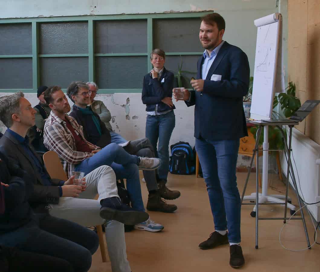 Carl Halbach licht toe wat iPHA kan betekenen voor de bij KERN aangesloten passiefhuis-professionals. KERN is affiliate-partner van de international Passive House Association, iPHA. Via het online-platform Connect Expert plus biedt KERN als iPHA zusterorganisatie een betere verbinding met de wereldwijde ontwikkelingen van passief bouwen renoveren. Hiermee ondersteunt KERN passiefhuis-professionals met energiezuinig, betaalbaar en integraal ontwerpen en bouwen. Lowtech.