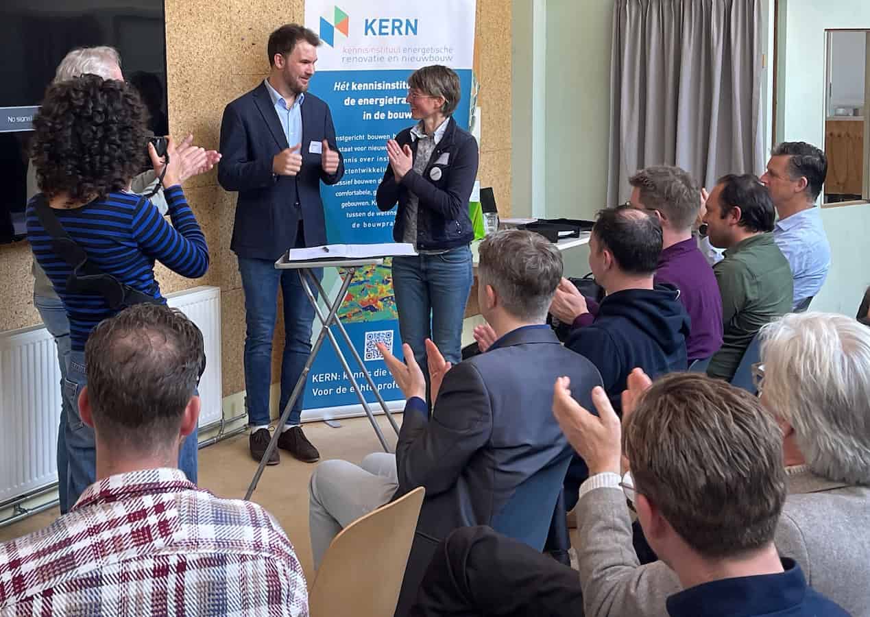 KERN ondertekende samenwerkingscontract als affiliate-partner van de international Passive House Association, iPHA. Via het online-platform Connect Expert plus biedt KERN als iPHA zusterorganisatie een betere verbinding met de wereldwijde ontwikkelingen van passief bouwen renoveren. Hiermee ondersteunt KERN passiefhuis-professionals met energiezuinig, betaalbaar en integraal ontwerpen en bouwen. Lowtech.