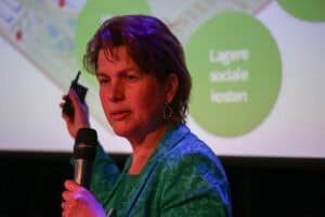 Lianda Sjerps presenteert op het Lowtech-festival van DNA in de bouw en Kennisinstituut KERN. Vaart maken met energiezuinig en betaalbaar passief bouwen en EnerPHit-renovatie