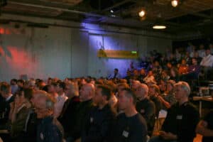 Geboeid publiek op het Lowtech-festival van DNA in de bouw en Kennisinstituut KERN. Vaart maken met energiezuinig en betaalbaar passief bouwen en EnerPHit-renovatie