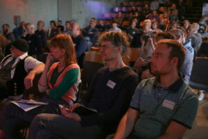 Vaart maken met energiezuinig en betaalbaar passief bouwen en EnerPHit-renovatie. Veel animo en enthousiast publiek op het Lowtech-festival van DNA in de bouw en Kennisinstituut KERN.