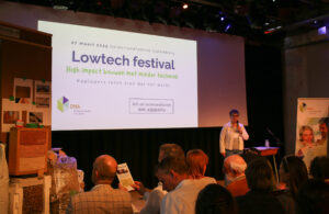 Saskia de Jong dagvoorzitter op het Lowtech-festival van DNA in de bouw en Kennisinstituut KERN.