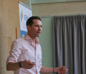 Paul Bijvoet presenteert Nestor op het Lowtech-festival van DNA in de bouw en Kennisinstituut KERN.