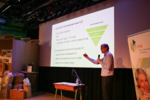 Robert-Jan van Egmond. Verstandig omgaan met warmte en koude. Vaart maken met energiezuinig en betaalbaar passief bouwen en EnerPHit-renovatie. Veel animo en enthousiast publiek op het Lowtech-festival van DNA in de bouw en Kennisinstituut KERN.