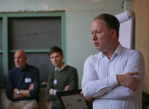 Rutger Naber van Zehnder presenteert de grote drie van isolatie - balansventilatie met WTW is essentieel voor haalbare energietransitie. Vaart maken met energiezuinig en betaalbaar passief bouwen en EnerPHit-renovatie. Veel animo en enthousiast publiek op het Lowtech-festival van DNA in de bouw en Kennisinstituut KERN.