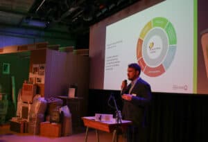 Carl Halbach van iPHA presenteert op het Lowtech-festival van DNA in de bouw en Kennisinstituut KERN. Vaart maken met energiezuinig en betaalbaar passief bouwen en EnerPHit-renovatie