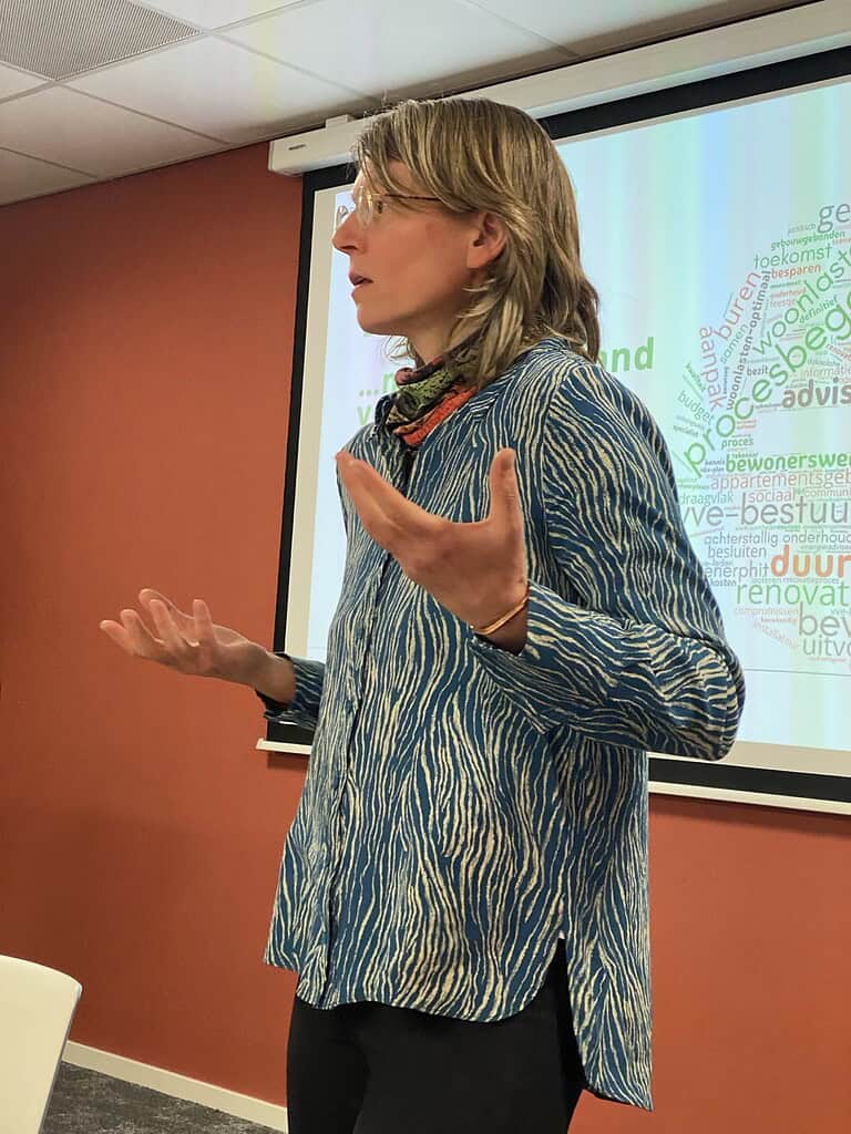 CondoReno workshop en matchmaking @Lowtech congres 2026_Clarence Rose presenteert het WNR-stappenplan voor woonlastengestuurde integrale renovatie VvE-appartementen met kwaliteitsgarantie