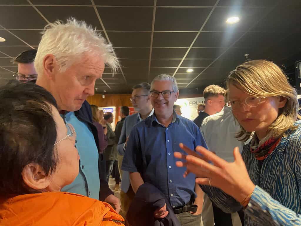 CondoReno workshop en matchmaking @Lowtech congres 2026_Clarence Rose geeft een rondleiding langs de stands van de integrale route
