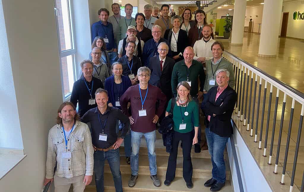 Delegatie Nederlandse passiefhuisexperts bij de 28e International Passive House Conference in Essen met Wolfgang Feist in het midden