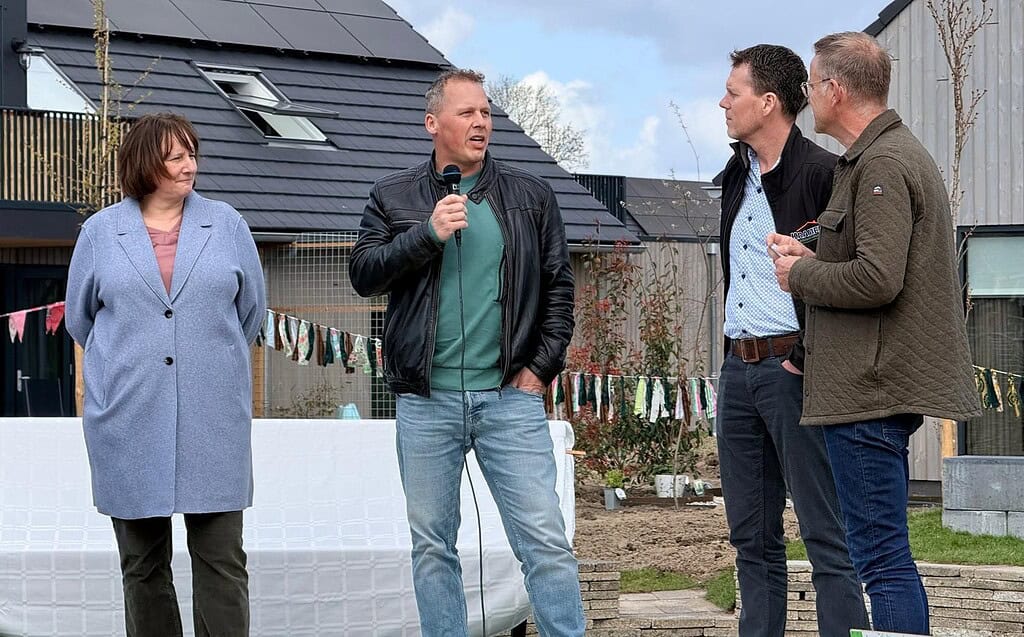 Met gepaste trots presenteert installateur Auke van Sloten, directeur van ToTec Installatiebedrijf innovatieve lowtech-installatie wijkvoorziening @De groene buren_basis hiervoor nauwkeurige energiebalansberekening met PHPP©Bouwnext.jpeg